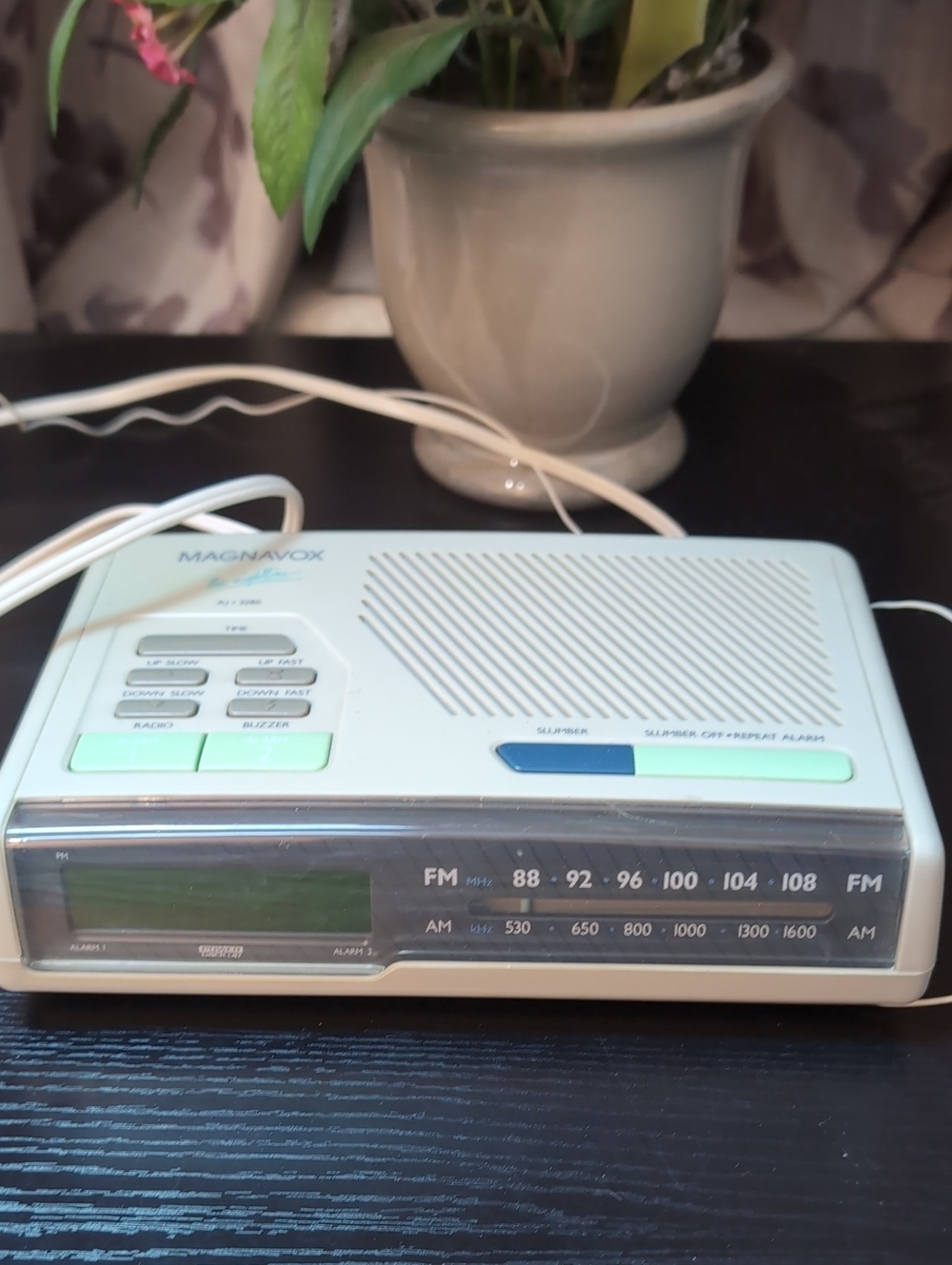 AM/FM Clock Radio in Light Gray